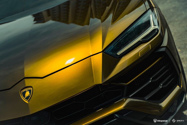 Lamborghini Urus wrap Midnight Gold