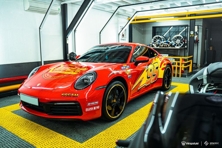 Porsche 911 wrap Lightning McQueen Style (5)